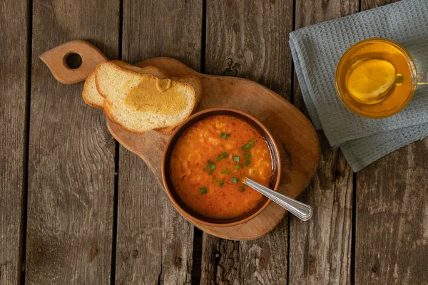 Sopa Tomate Está Sobre Una Tabla Madera Pan Sobre Una — Foto de Stock