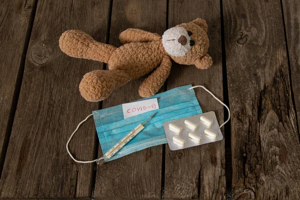 Ours Peluche Brun Pour Enfants Avec Thermomètre Masque Médical Pendant — Photo