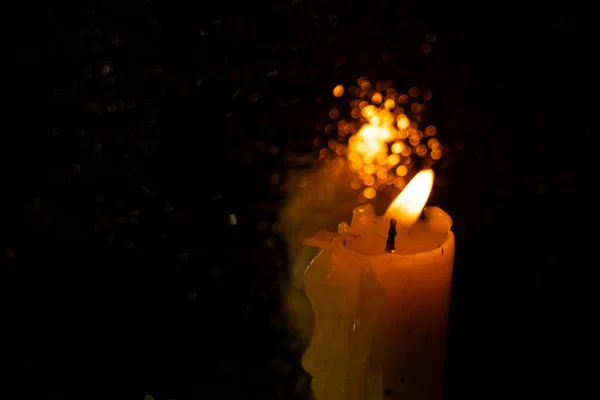 Plamen Kostelní Svíčky Tmavé Místnosti — Stock fotografie