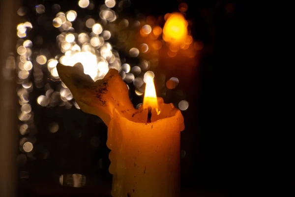 Flamme Une Bougie Église Dans Une Pièce Sombre — Photo