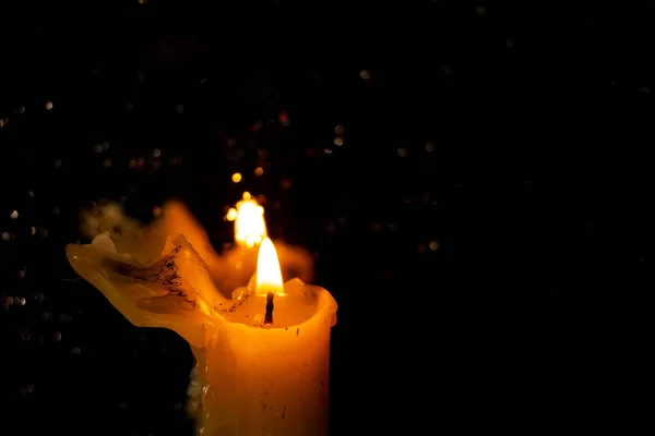 Die Flamme Einer Kirchenkerze Einem Dunklen Raum — Stockfoto