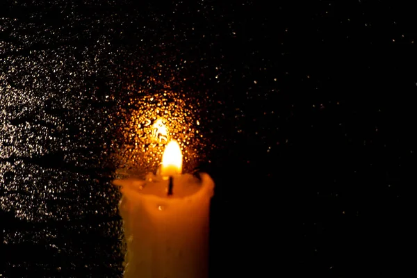 黑暗房间里教堂蜡烛的火焰 — 图库照片