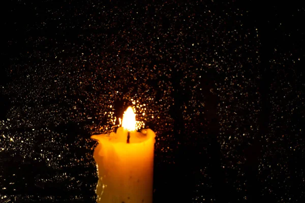 Flamme Une Bougie Église Dans Une Pièce Sombre — Photo