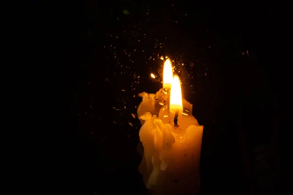 Flamme Une Bougie Église Dans Une Pièce Sombre — Photo