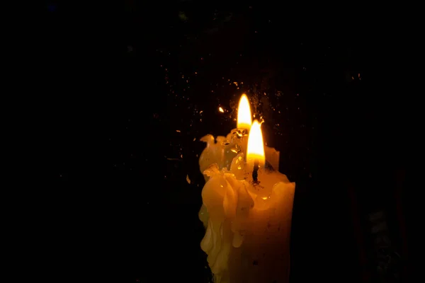 Plamen Kostelní Svíčky Tmavé Místnosti — Stock fotografie
