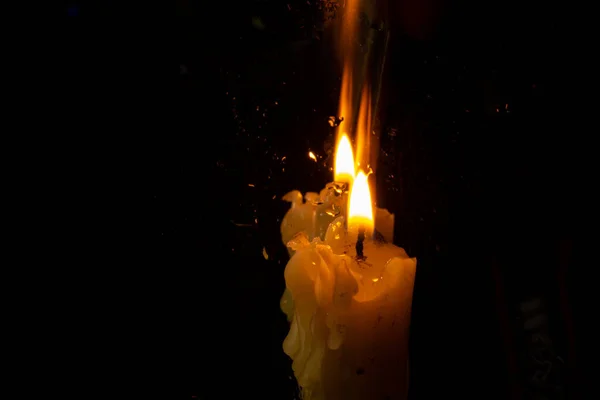 黑暗房间里教堂蜡烛的火焰 — 图库照片