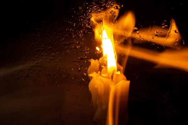 Llama Una Vela Iglesia Una Habitación Oscura — Foto de Stock