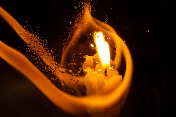 Chama Uma Vela Igreja Quarto Escuro — Fotografia de Stock