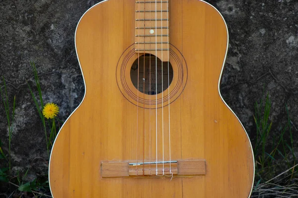 Hölzerne Braune Gitarre Liegt Auf Einem Feldweg Auf Der Straße — Stockfoto