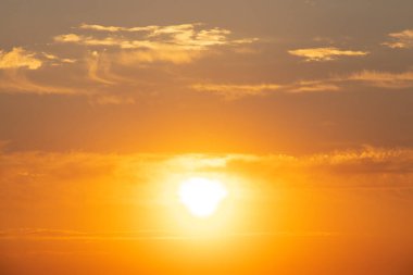 Ukrayna 'da gün batımında gökyüzünün arka planı