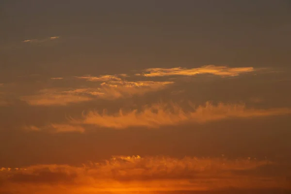 Hintergrund des Abendhimmels bei Sonnenuntergang in der Ukraine — Stockfoto