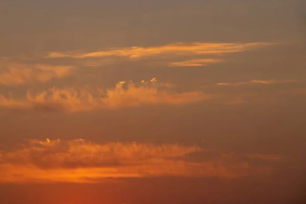 Hintergrund des Abendhimmels bei Sonnenuntergang in der Ukraine — Stockfoto