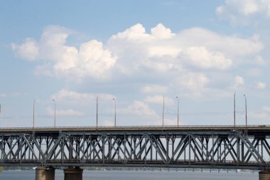 Dinyeper nehri üzerinde iki katlı bir köprü, Ukrayna 'daki tren yolu ve otomobil Dinyeper şehirlerine