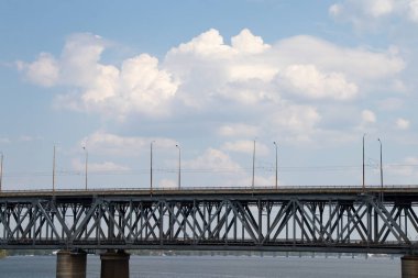 Dinyeper nehri üzerinde iki katlı bir köprü, Ukrayna 'daki tren yolu ve otomobil Dinyeper şehirlerine