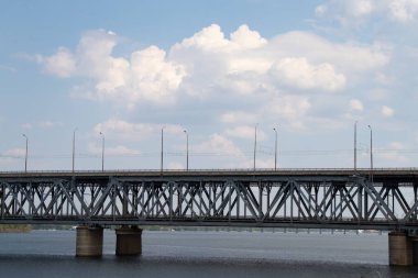Dinyeper nehri üzerinde iki katlı bir köprü, Ukrayna 'daki tren yolu ve otomobil Dinyeper şehirlerine