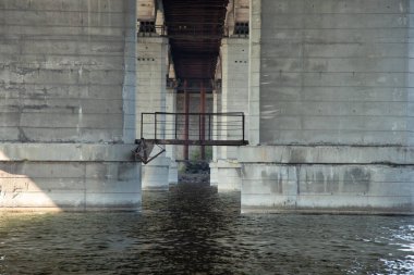 Şehirdeki Dinyeper Nehri 'nin karşısındaki eski kaydat köprüsü.