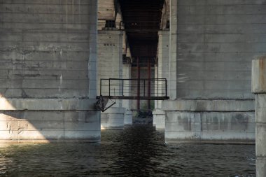 Şehirdeki Dinyeper Nehri 'nin karşısındaki eski kaydat köprüsü.