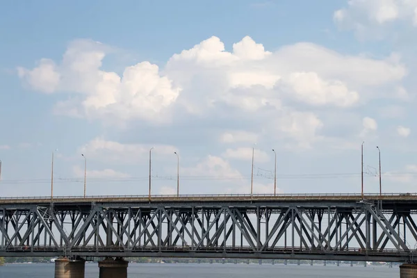 ウクライナのドニエプル川 自動車にかかる2階建ての橋です — ストック写真