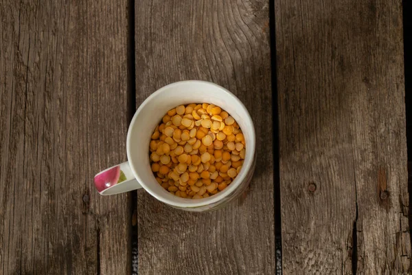 Guisantes Amarillos Crudos Una Taza Sobre Una Mesa —  Fotos de Stock