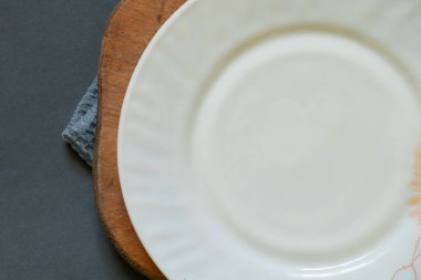 İzole edilmiş arkaplanda beyaz tabak boş