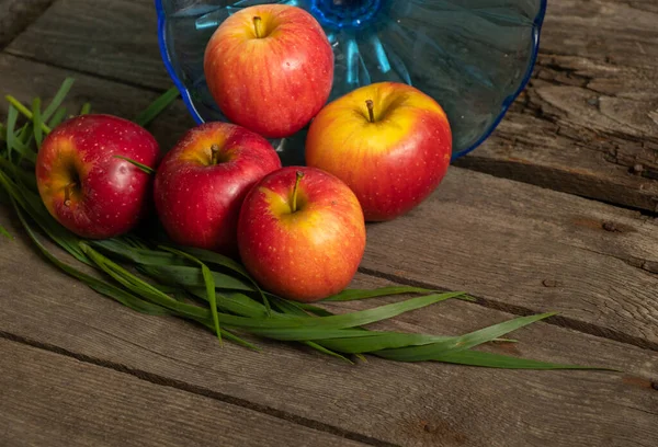 Rijpe Appels Een Blauwe Vaas Tafel — Stockfoto