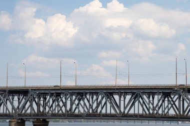 Dinyeper nehri üzerinde iki katlı bir köprü, Ukrayna 'daki tren yolu ve otomobil Dinyeper şehirlerine