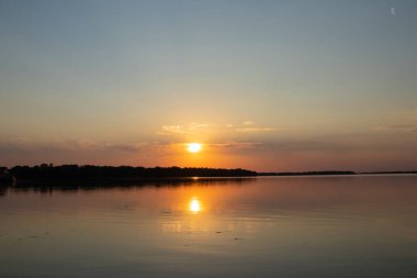 Akşam Ukrayna 'da Dinyeper nehrinde gün batımı
