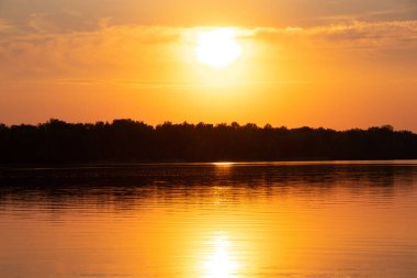 Akşam Ukrayna 'da Dinyeper nehrinde gün batımı