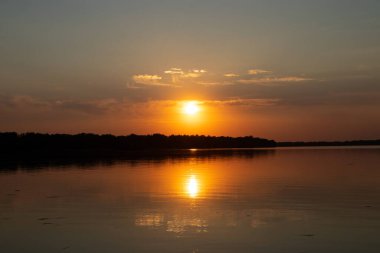 Akşam Ukrayna 'da Dinyeper nehrinde gün batımı