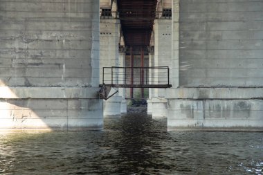 Dinyeper şehrindeki Dinyeper Nehri 'nin karşısındaki kaydat köprüsü.