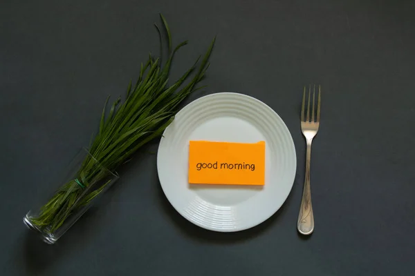 Witte Plaat Een Bos Groen Gras Een Vork Tafel Volgende — Stockfoto