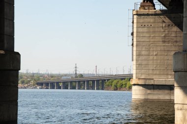 Dinyeper şehrindeki Dinyeper Nehri 'nin karşısındaki kaydat köprüsü.