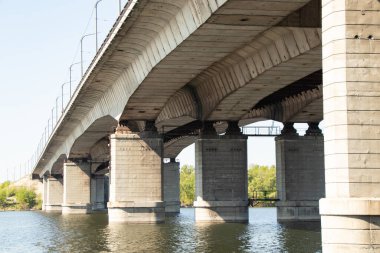 Dinyeper şehrindeki Dinyeper Nehri 'nin karşısındaki kaydat köprüsü.