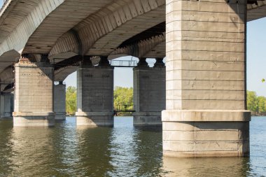 Dinyeper şehrindeki Dinyeper Nehri 'nin karşısındaki kaydat köprüsü.
