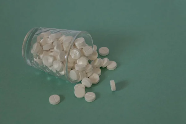 Copo Vidro Com Comprimidos Redondos Brancos Mesa — Fotografia de Stock