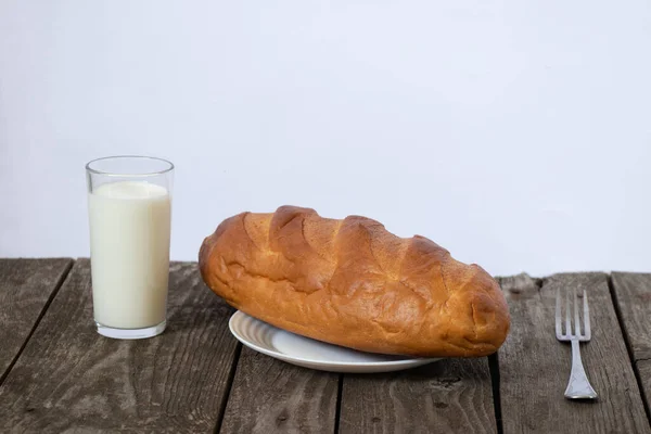 面包放在盘子里 牛奶放在厨房的桌子上 — 图库照片