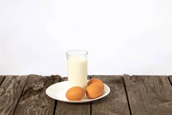 Vaso Leche Tres Huevos Pollo Sobre Una Mesa —  Fotos de Stock