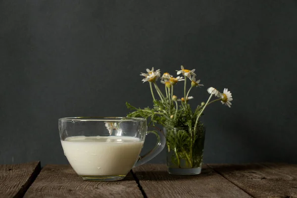 Vaso Leche Las Margaritas Salvajes Sobre Mesa Por Mañana —  Fotos de Stock