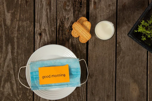 Medisch Masker Ligt Een Wit Bord Met Melk Koekjes Tafel — Stockfoto