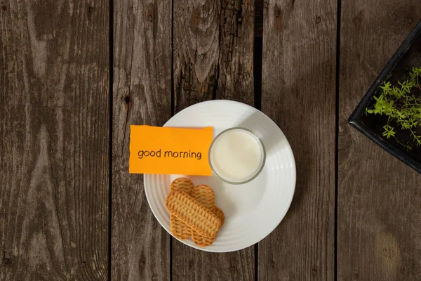 Een Glas Melk Met Koekjes Een Houten Tafel Ochtend Naast — Stockfoto