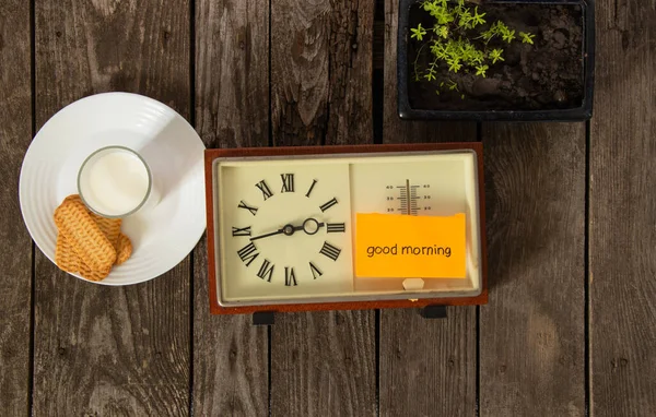 Copo Leite Com Biscoitos Relógio Velho Uma Mesa Manhã Lado — Fotografia de Stock