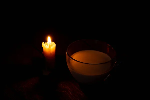 Kerzenflamme Und Tasse Mit Milch Auf Einem Holztisch Einem Raum — Stockfoto
