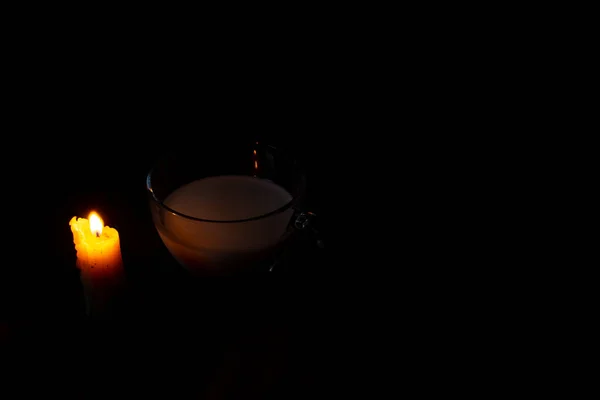 Chama Vela Xícara Com Leite Uma Mesa Madeira Quarto — Fotografia de Stock