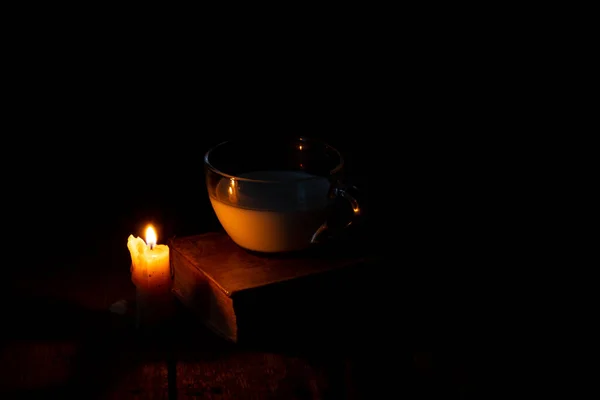 Пламя Свечи Чашка Молоком Книга Деревянном Столе Комнате — стоковое фото