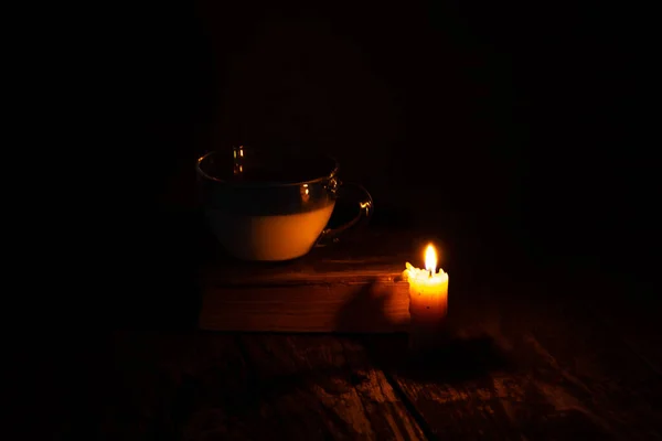 Kaars Vlam Beker Met Melk Een Boek Een Houten Tafel — Stockfoto