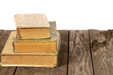 İzole edilmiş bir arkaplanda bir yığın eski kitap