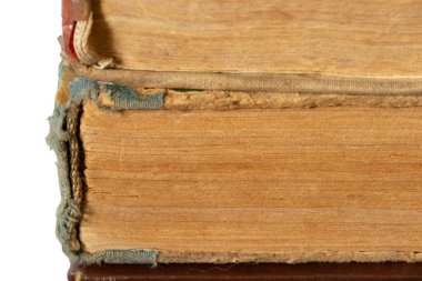 İzole edilmiş bir arkaplanda bir yığın eski kitap