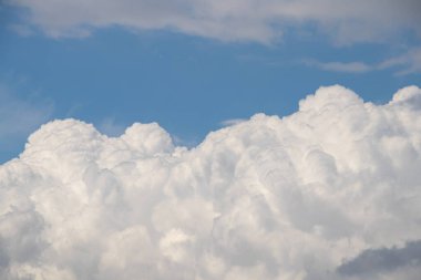 Güneşli bir günde arka plan olarak bulutlu bir gökyüzü