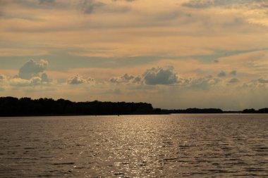 Akşam Ukrayna 'da Dinyeper nehrinde gün batımı