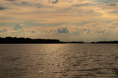 Akşam Ukrayna 'da Dinyeper nehrinde gün batımı